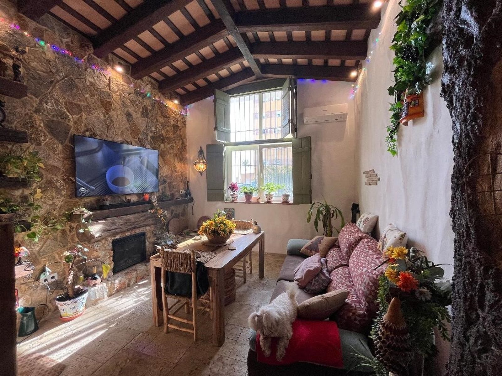 Salón. Su parte central l ocupa una mesa de madera de Mango junto con  sillas de  enea.