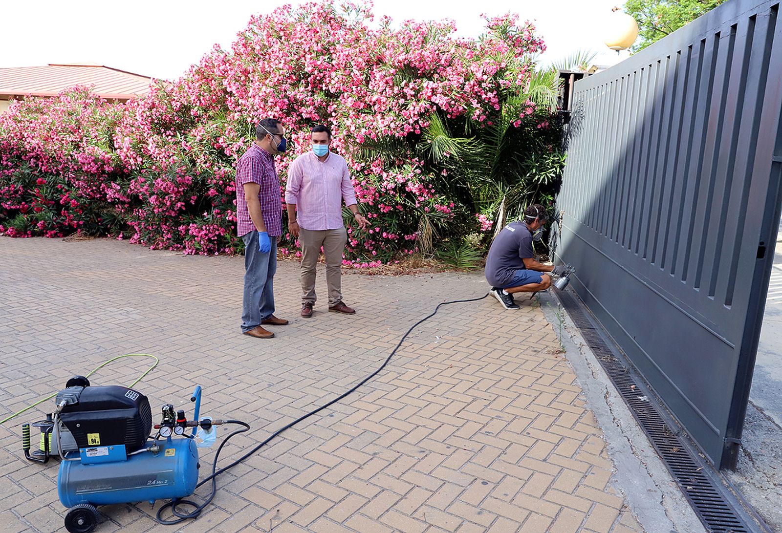 El concejal de Deportes, Jesús Alba, supervisando las mejoras en Chapín.