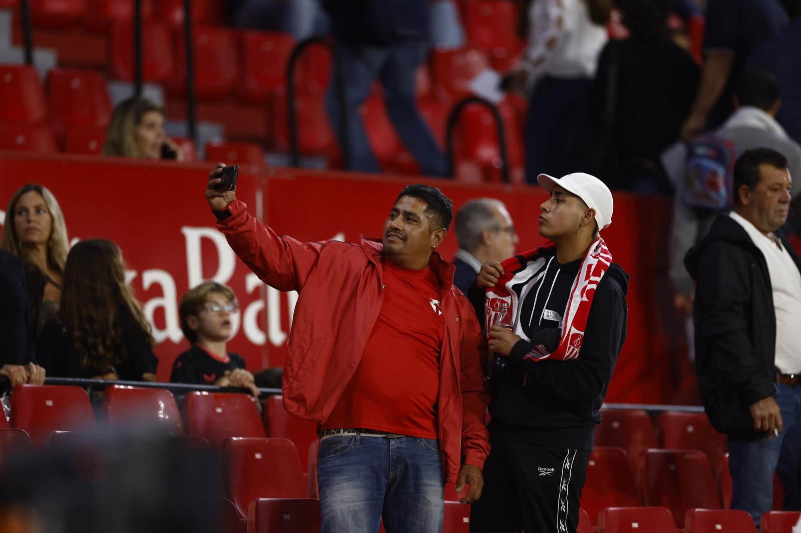 Búscate en las fotos del Sevilla FC-Real Sociedad