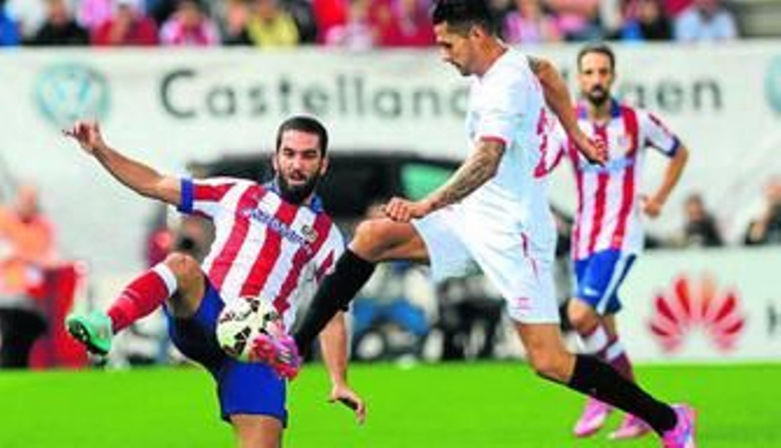 Arda Turan acosa a Vitolo, que se lleva el balón con la puntera.