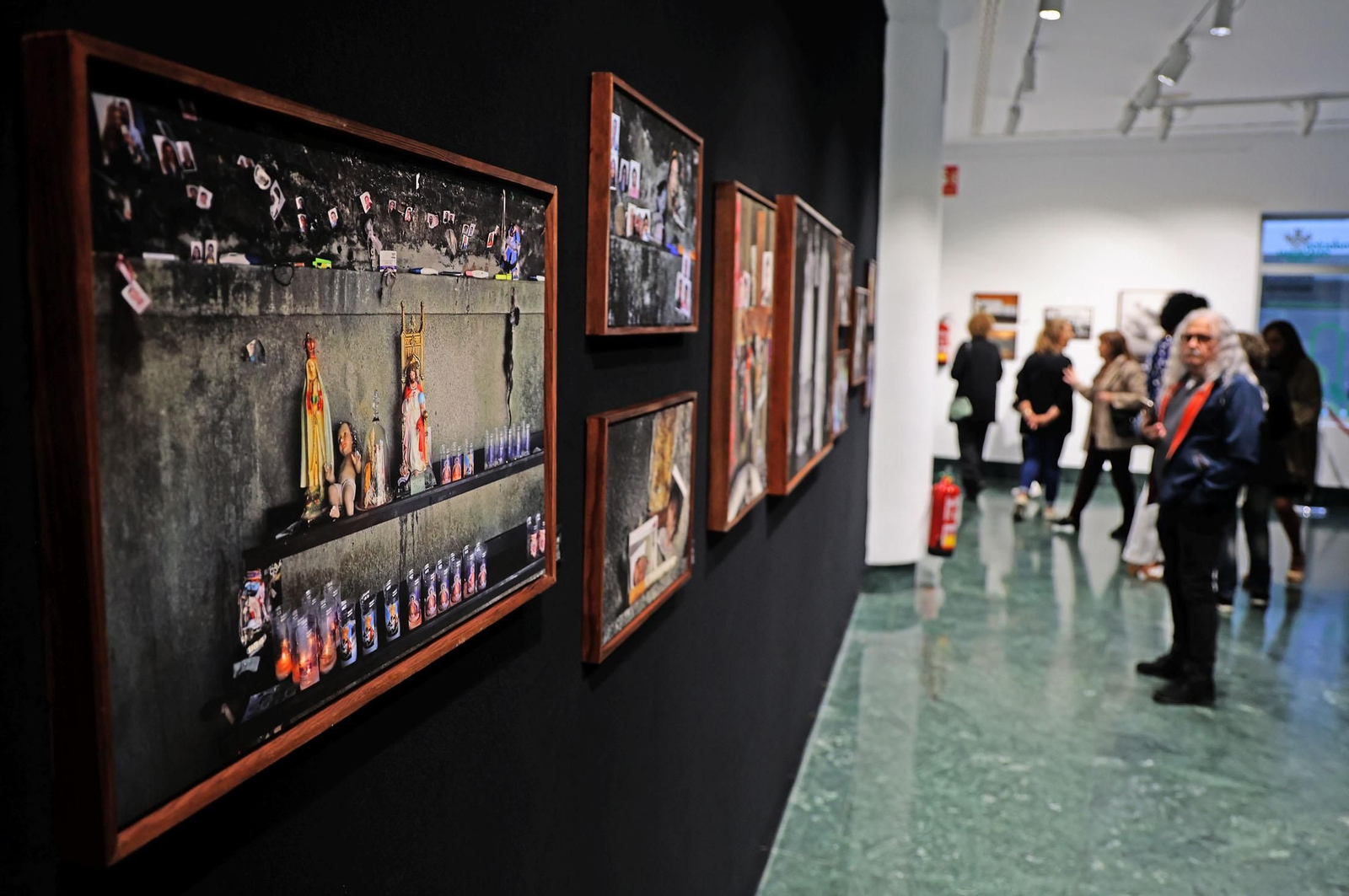 Imágenes de la exposición fotográfica 'Ítems de dudable belleza' del fotógrafo Rafael E.Cárdenas