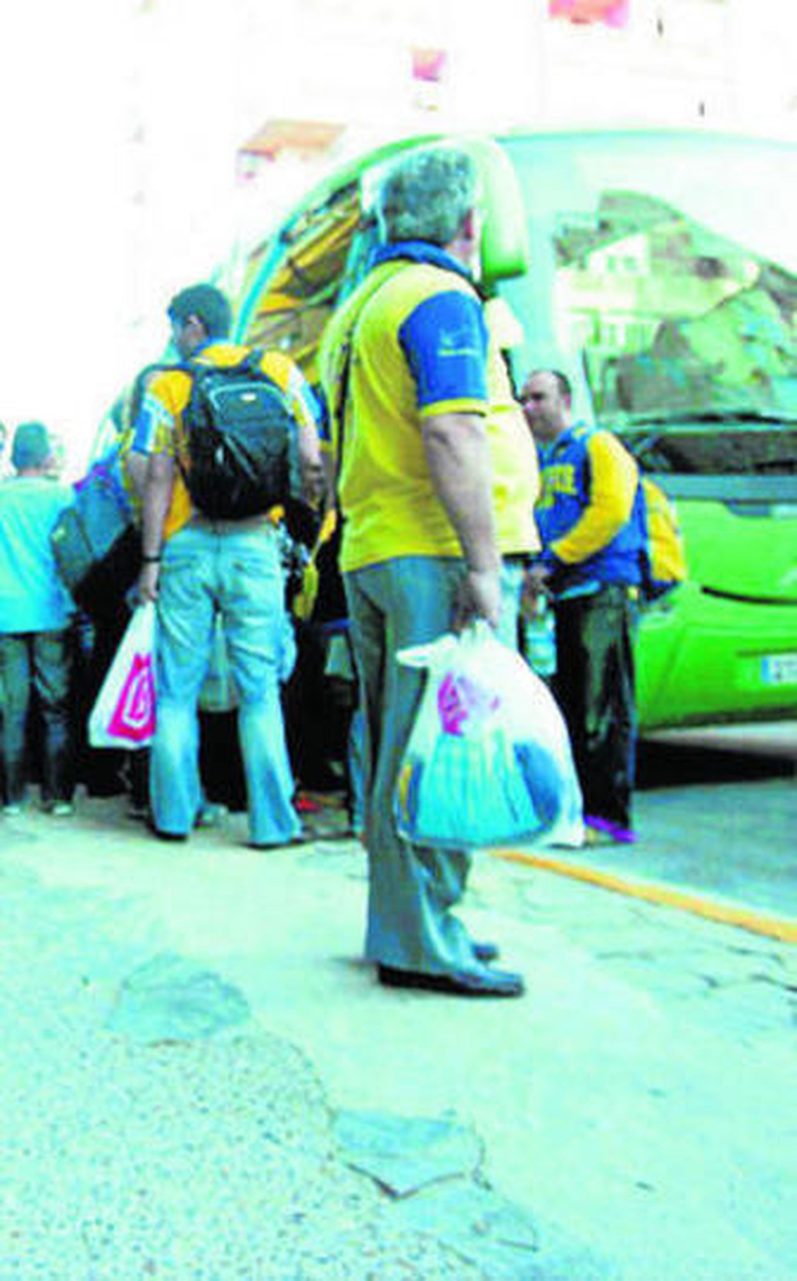 Seguidores cadistas guardan cola para subir a un autocar en un anterior desplazamiento.