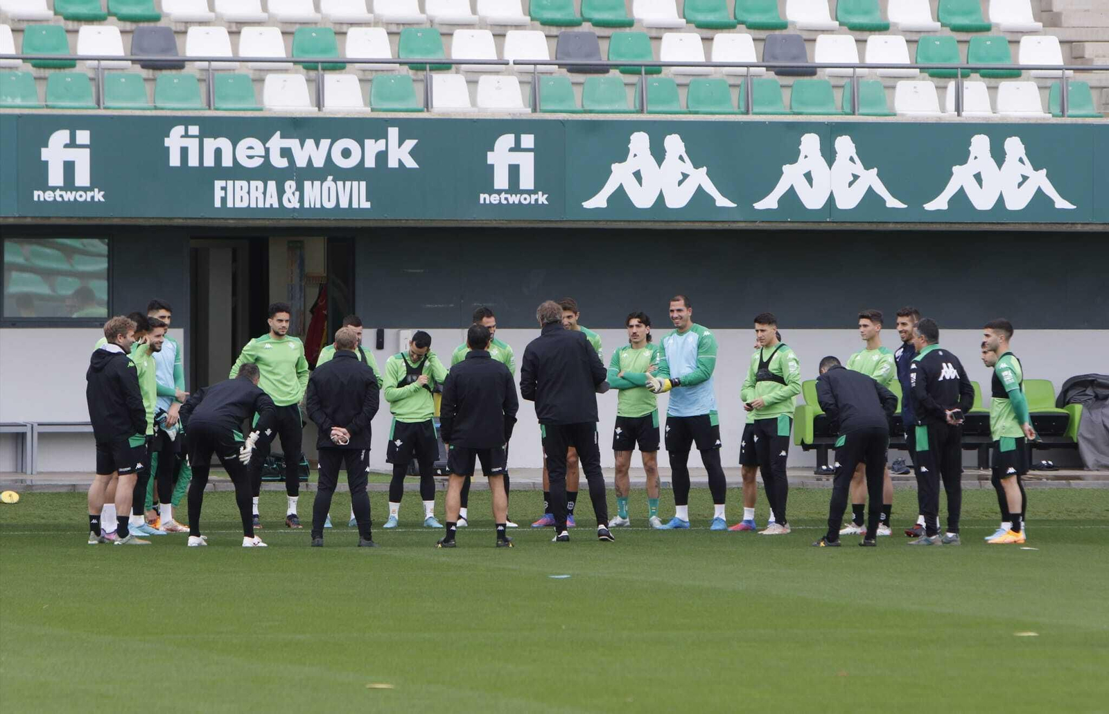 Rubén Cousillas dialoga con los jugadores antes de comenzar el entrenamiento.