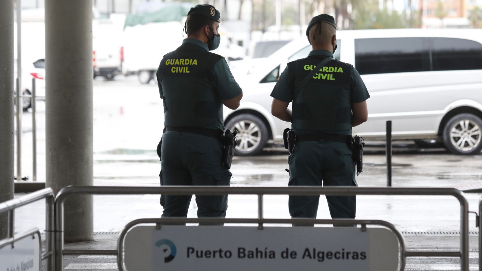 Dos guardias civiles en el Puerto de Algeciras.