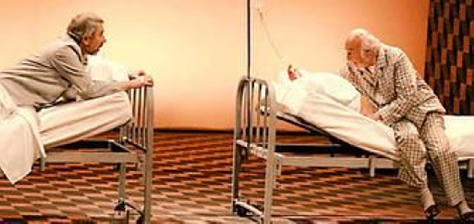 José Sacristán y Héctor Alterio, en una escena de 'Dos menos', que llega esta noche al Gran Teatro.