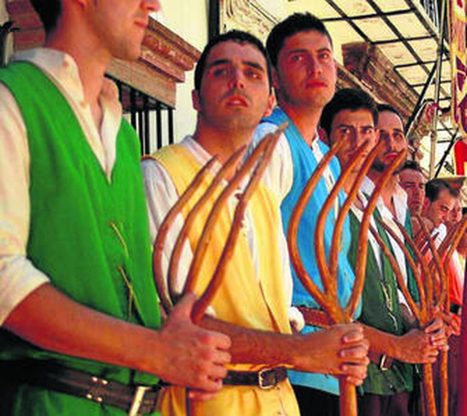 1. Los cristianos se preparan para el inicio de la 'batalla'. 2. Momento en el que se rescata al patrón del pueblo. 3. Uno de los actores que representan a los mudéjares con una daga 4. El bello rostro de una mora. 5. A caballo antes de la refriega.