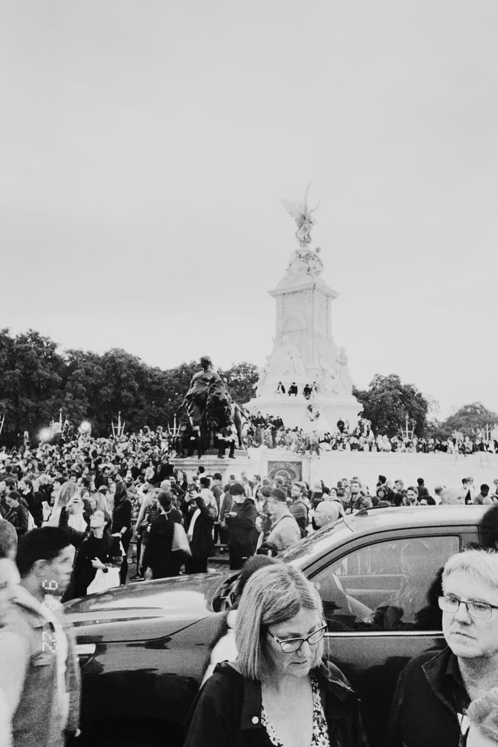 Los británicos acuden a Buckingham Palace tras el anuncio de la muerte de Isabel II