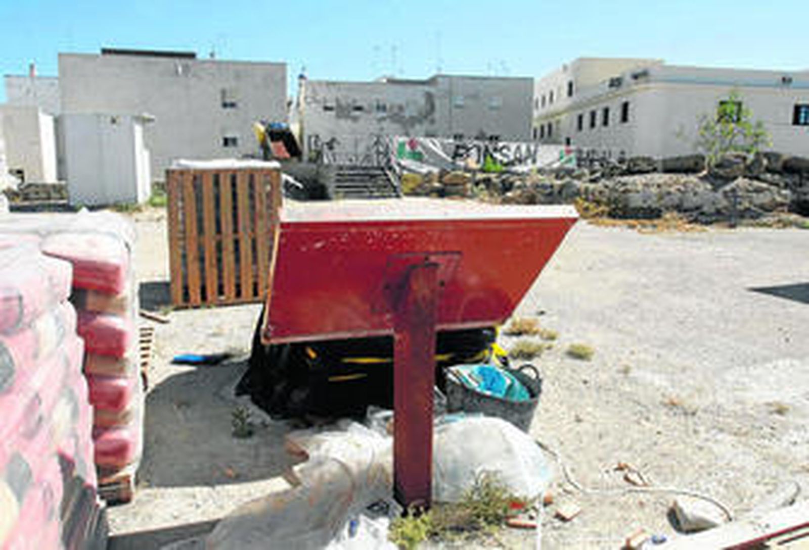 Estado actual del Teatro Romano, con materiales de construcción abandonados sobre el yacimiento.