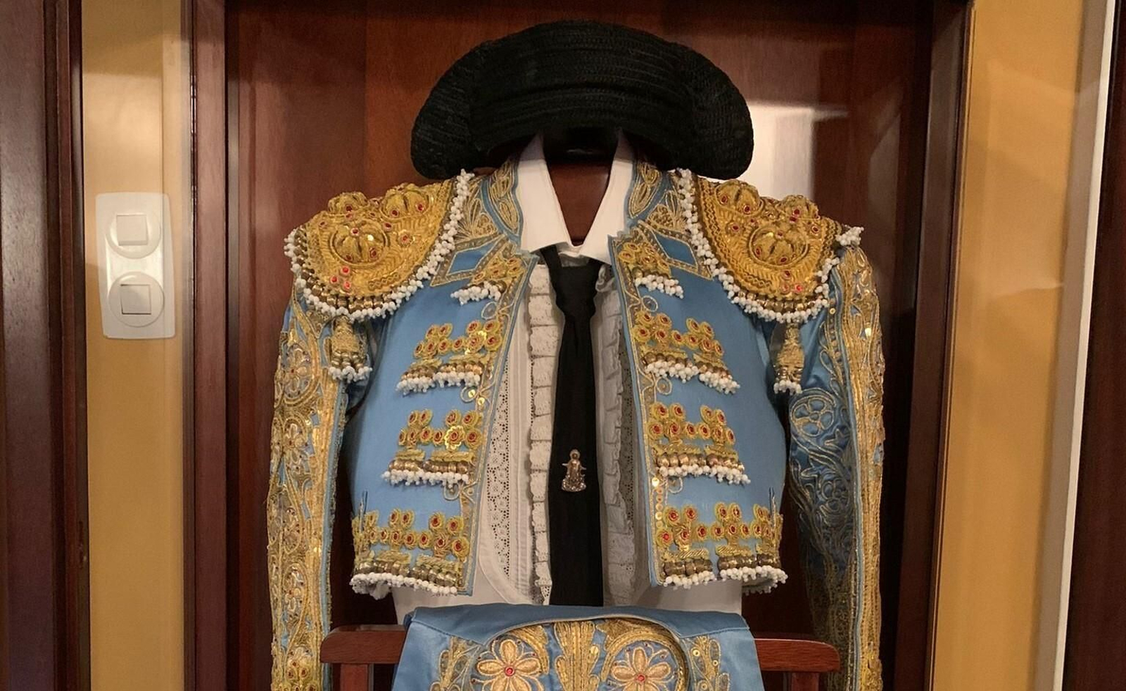 Traje de luces azul asuncionista y oro de Manili. Traje de luces azul asuncionista y oro de Manili.