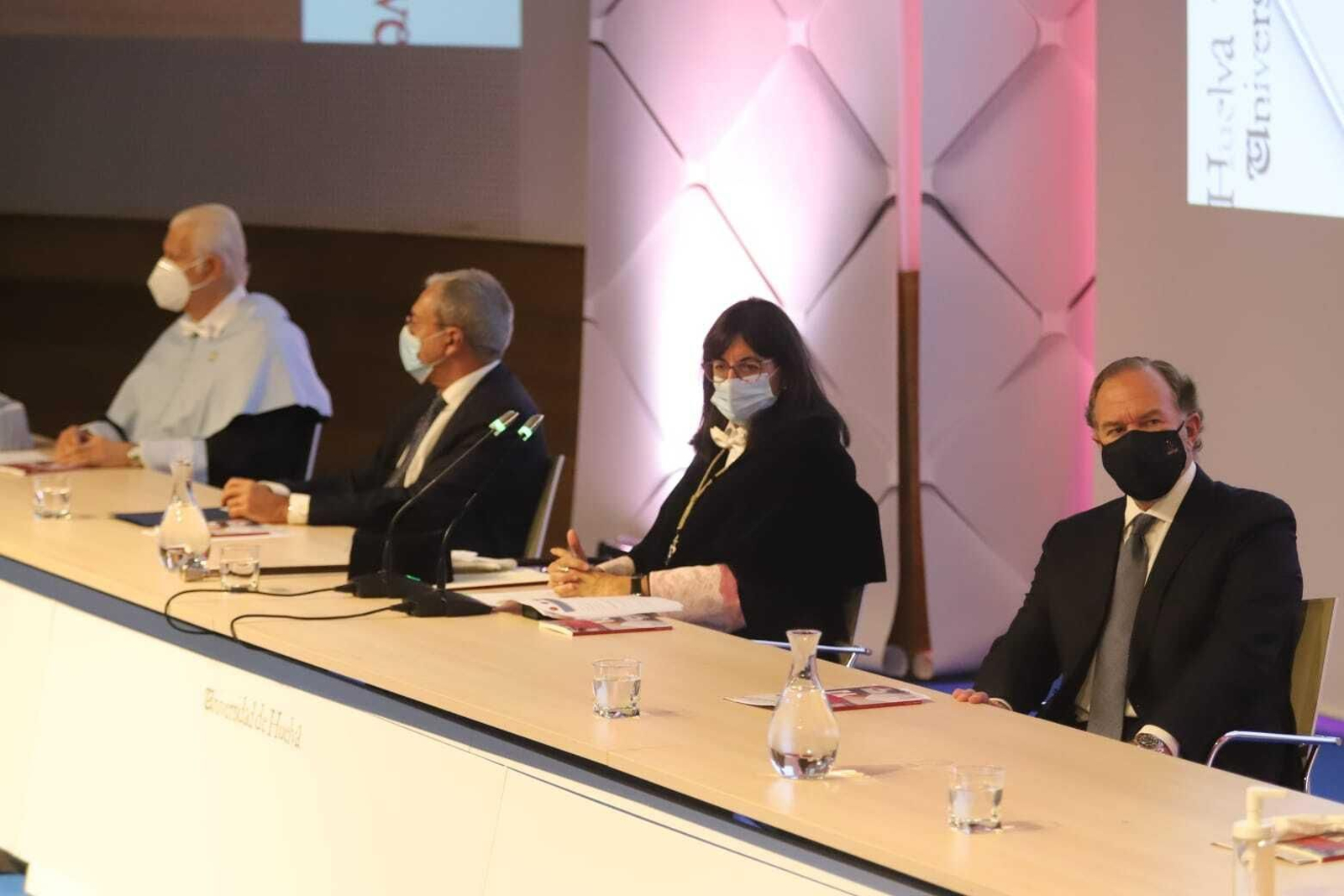 El acto de apertura del curso en la UHU fue presidido por la rectora, María Antonia Peña, el consejero Rogelio Velasco y el presidente del Consejo Social, José Luis García-Palacios.