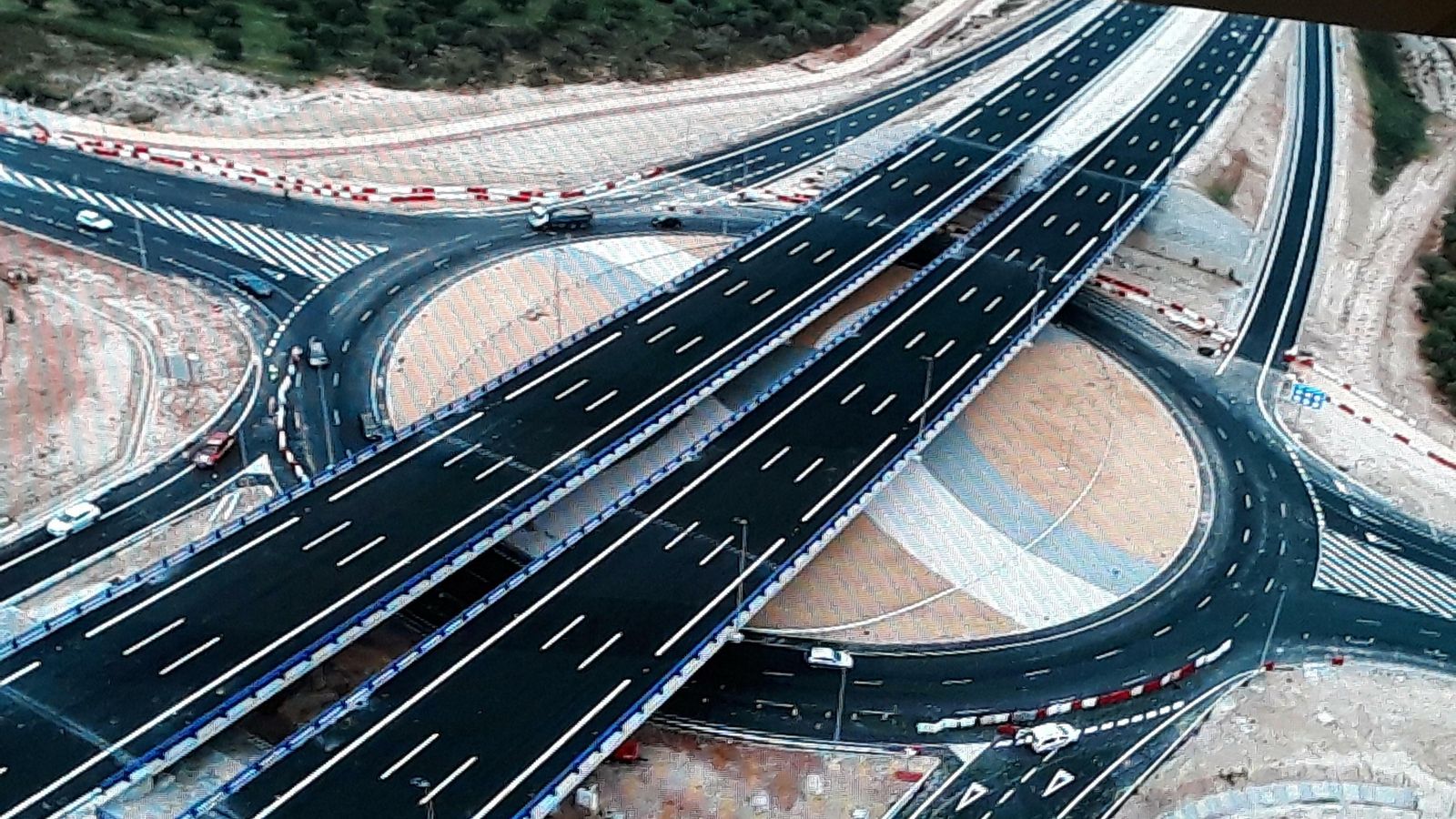 La SE-40 sobre la avenida de las Universidades.