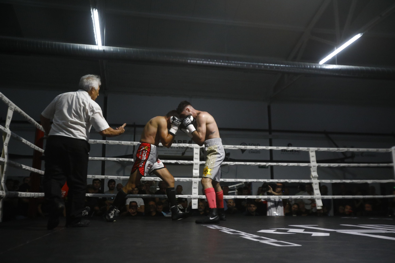 La victoria de El Cazador Jr sobre Mathieu Gomes en Córdoba, en imágenes