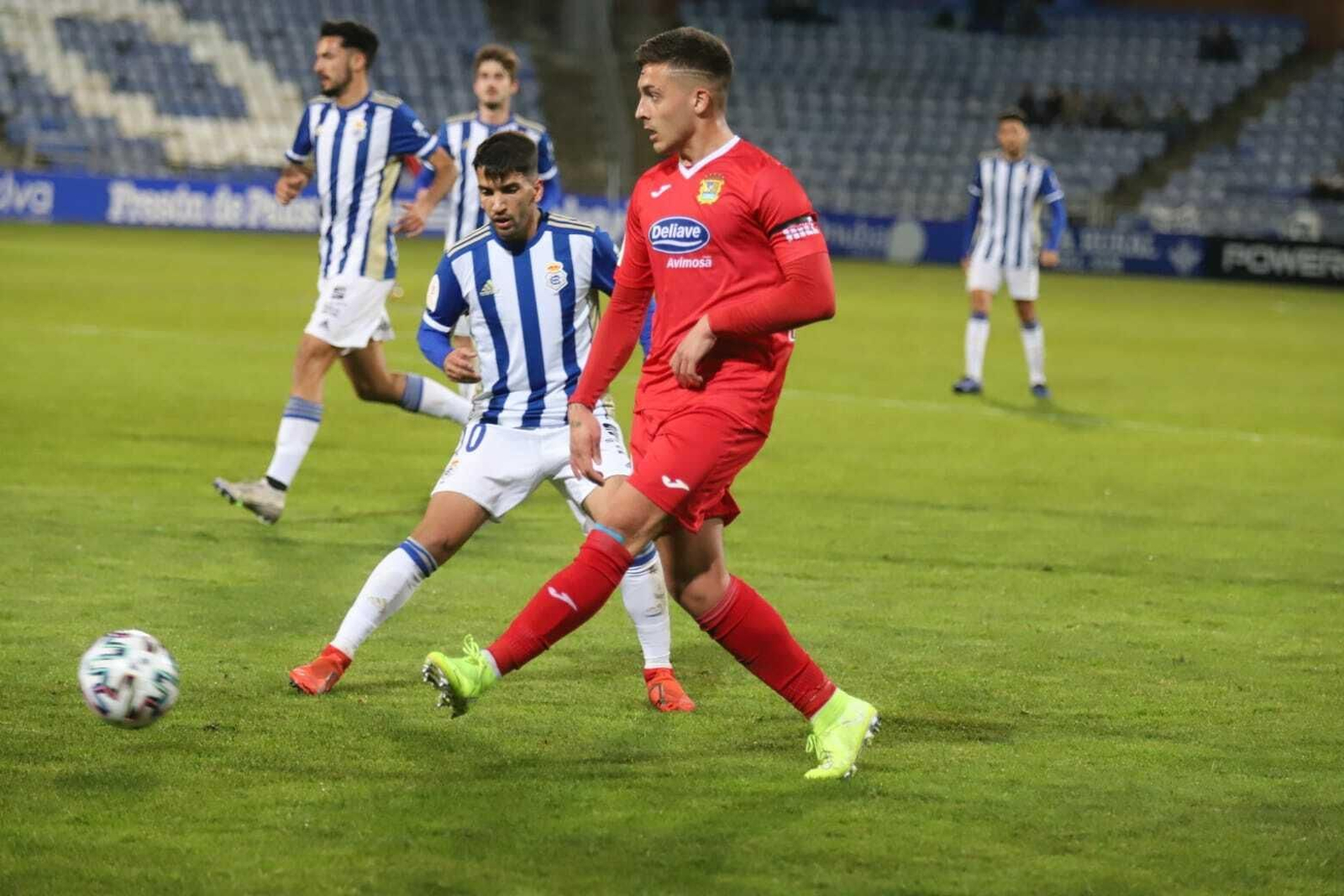 Víctor Barroso presiona a un jugador del Fuenlabrada.