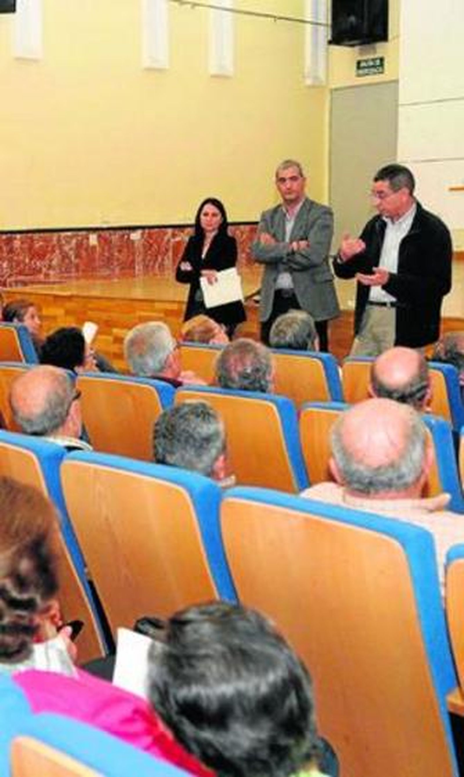 Una reunión de una comunidad de vecinos en una imagen de archivo.