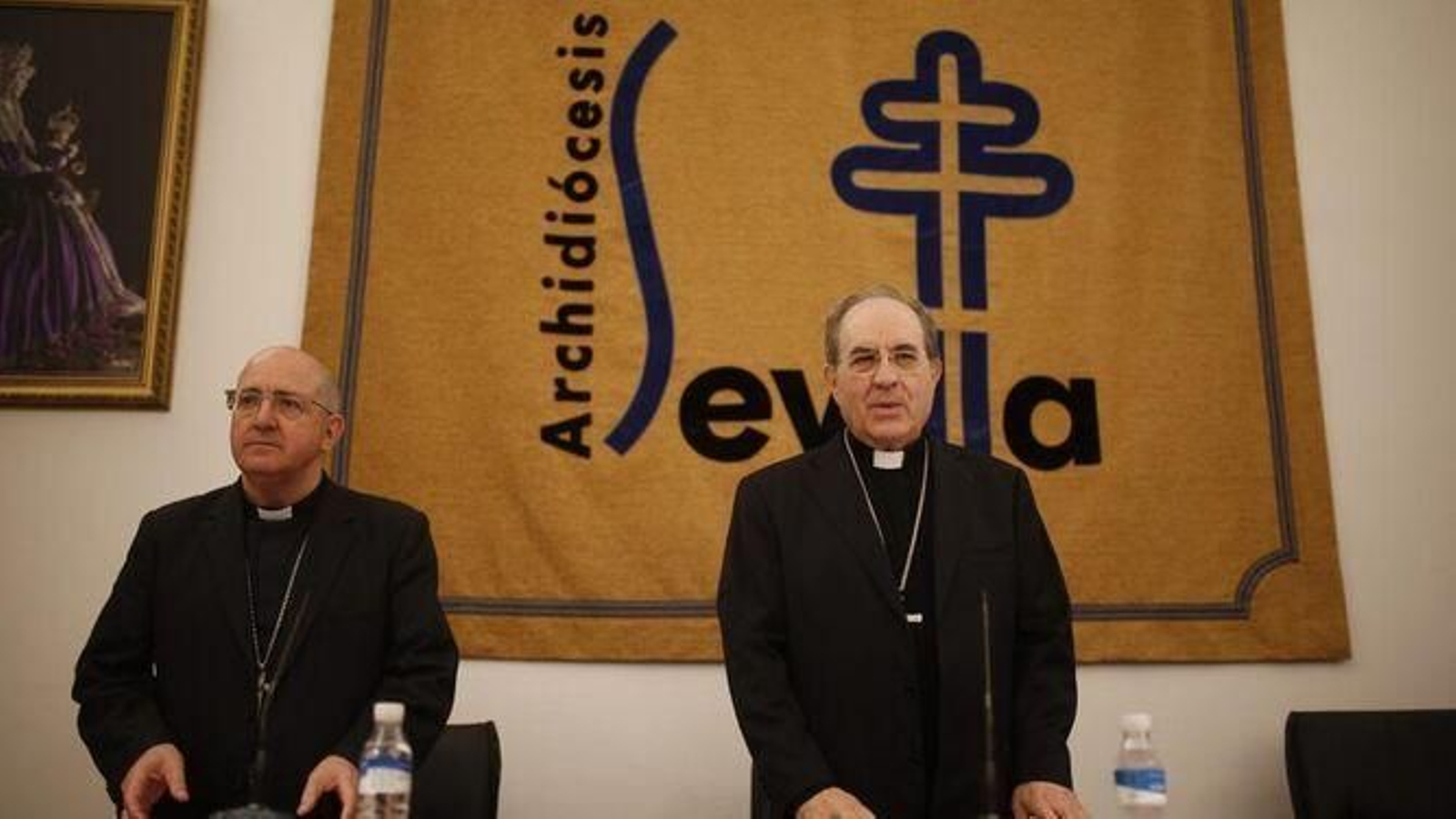 Santiago Gómez Sierra, nuevo obispo de Huelva, junto al arzobispo de Sevilla, Juan José Asenjo.