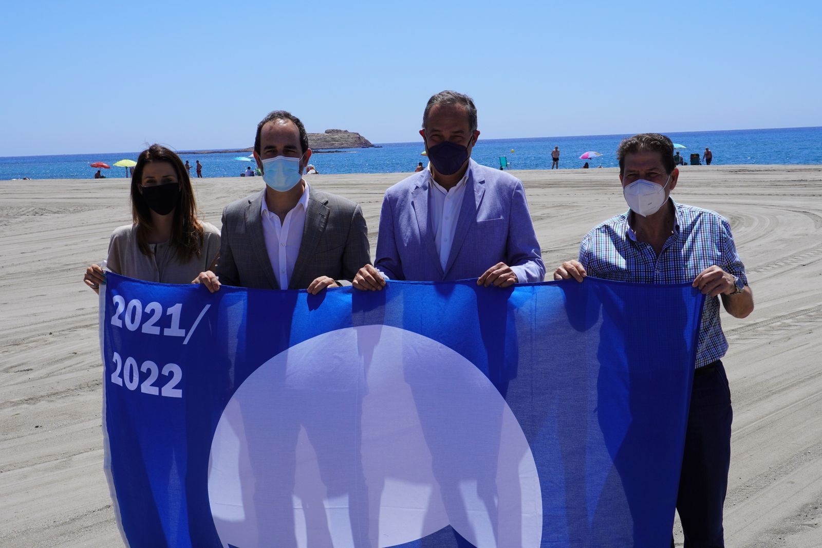 Las playas de Carboneras ya lucen sus tres banderas azules