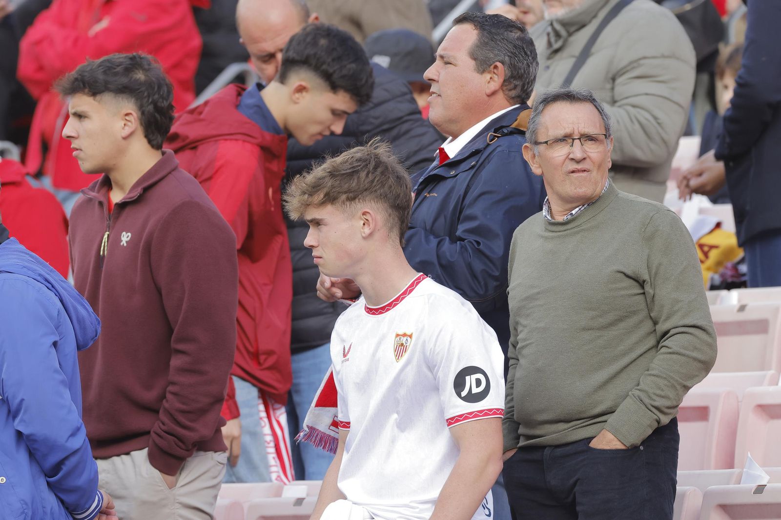 Búscate en las fotos del Sevilla -Betis