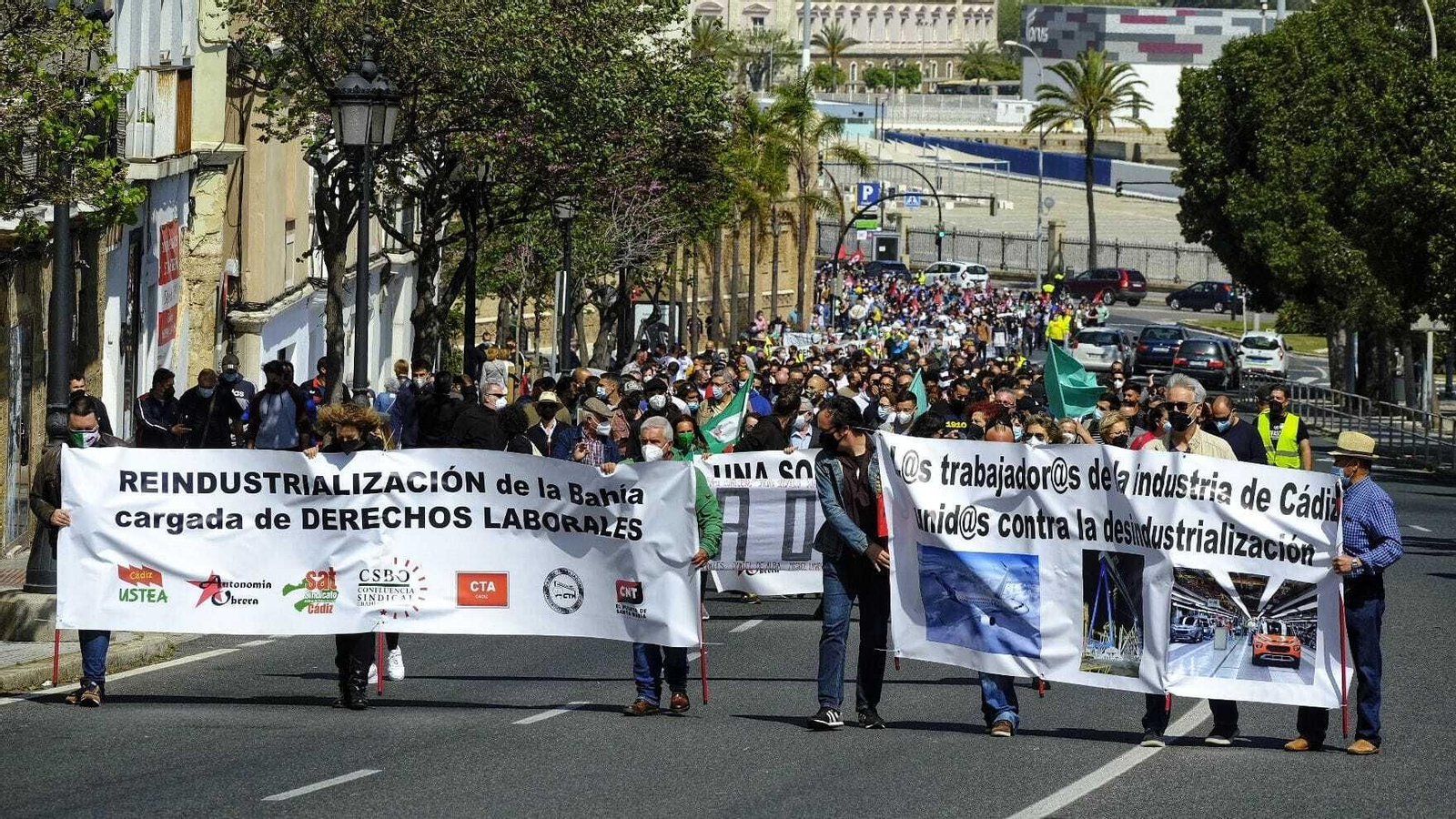Cabeza de la manifestación en defensa de la industria gaditana en la Cuesta de las Calesas.