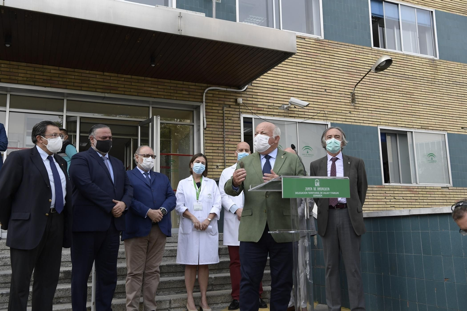 Jesús Aguirre, esta mañana ante los medios en el centro de salud del Zaidín