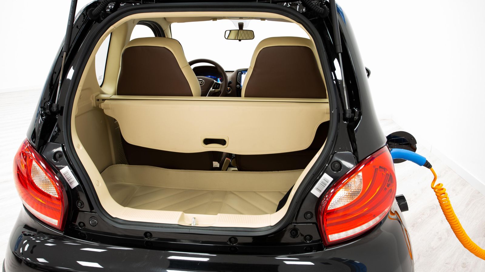 El maletero tiene una capacidad que lleva a que en algunos países el D2S sea utilizado para empresas de reparto, por ejemplo, de comida a domicilio.