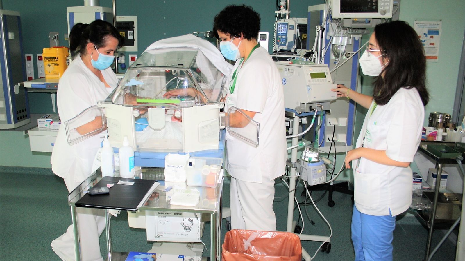 Un grupo de enfermeras atiende a un bebé prematuro