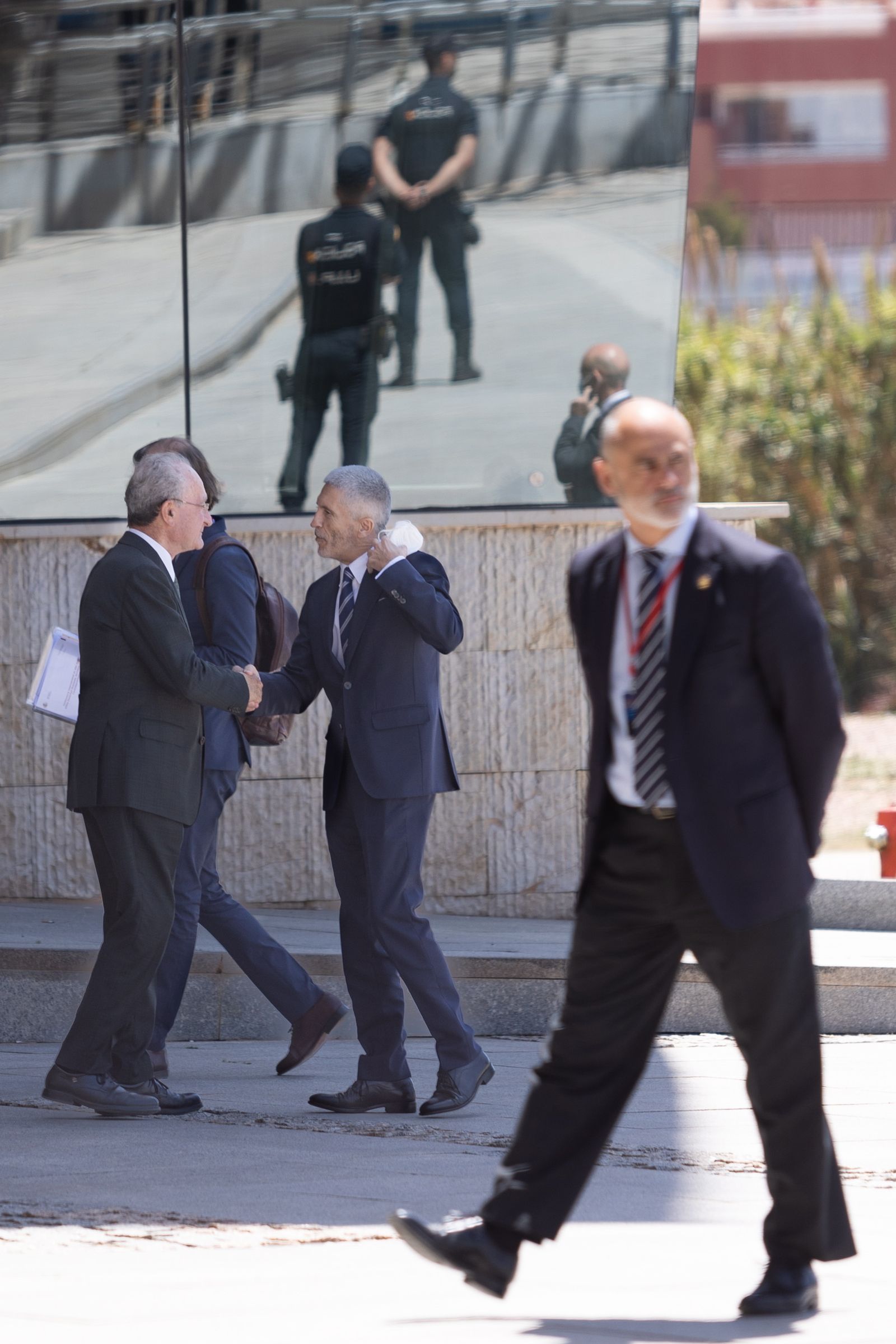 El ministro del Interior es recibido por el alcalde de Málaga a su llegada al Palacio de Ferias.