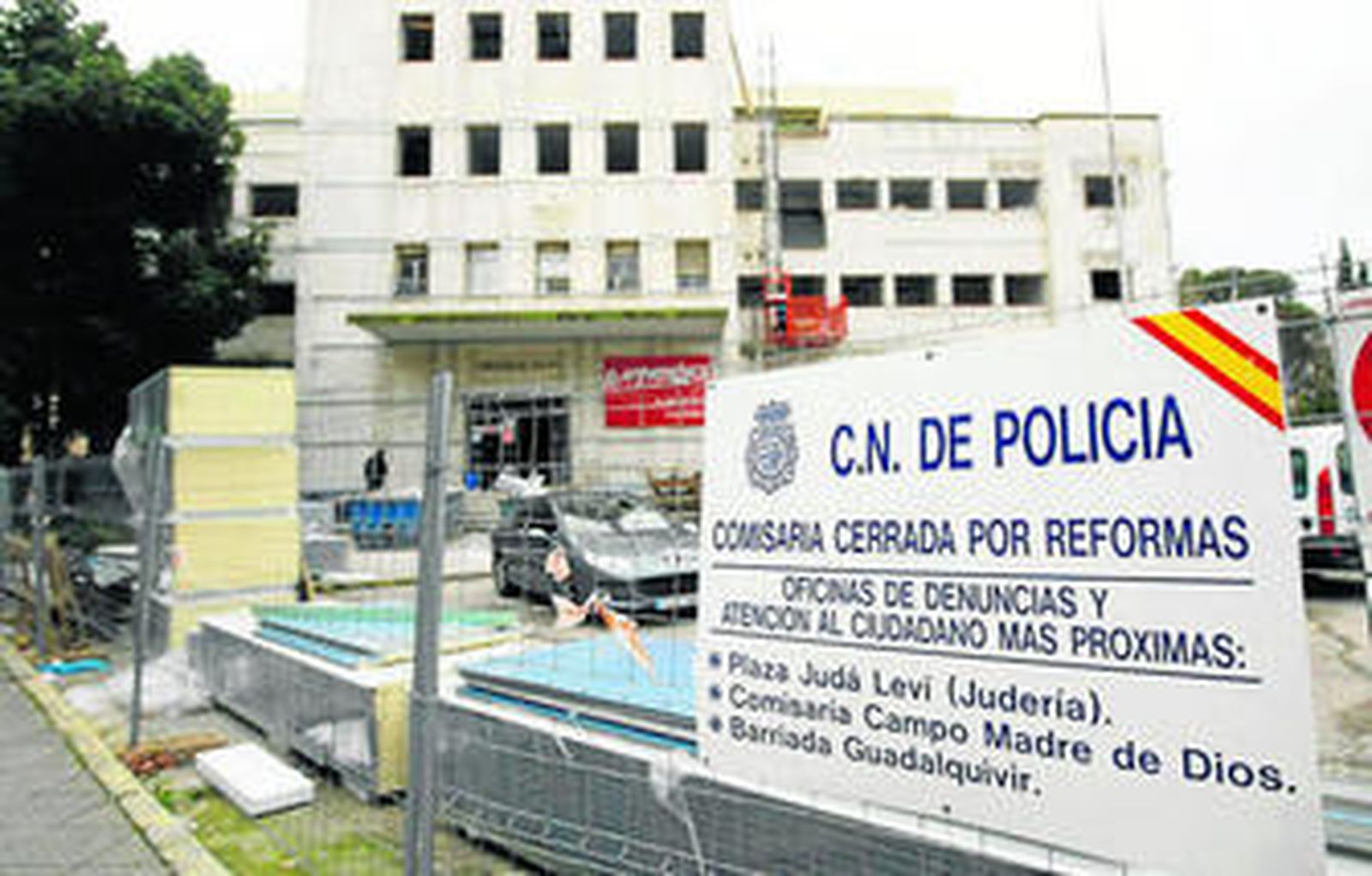 Fachada de la comisaría de Doctor Fleming durante el desarrollo de las obras.