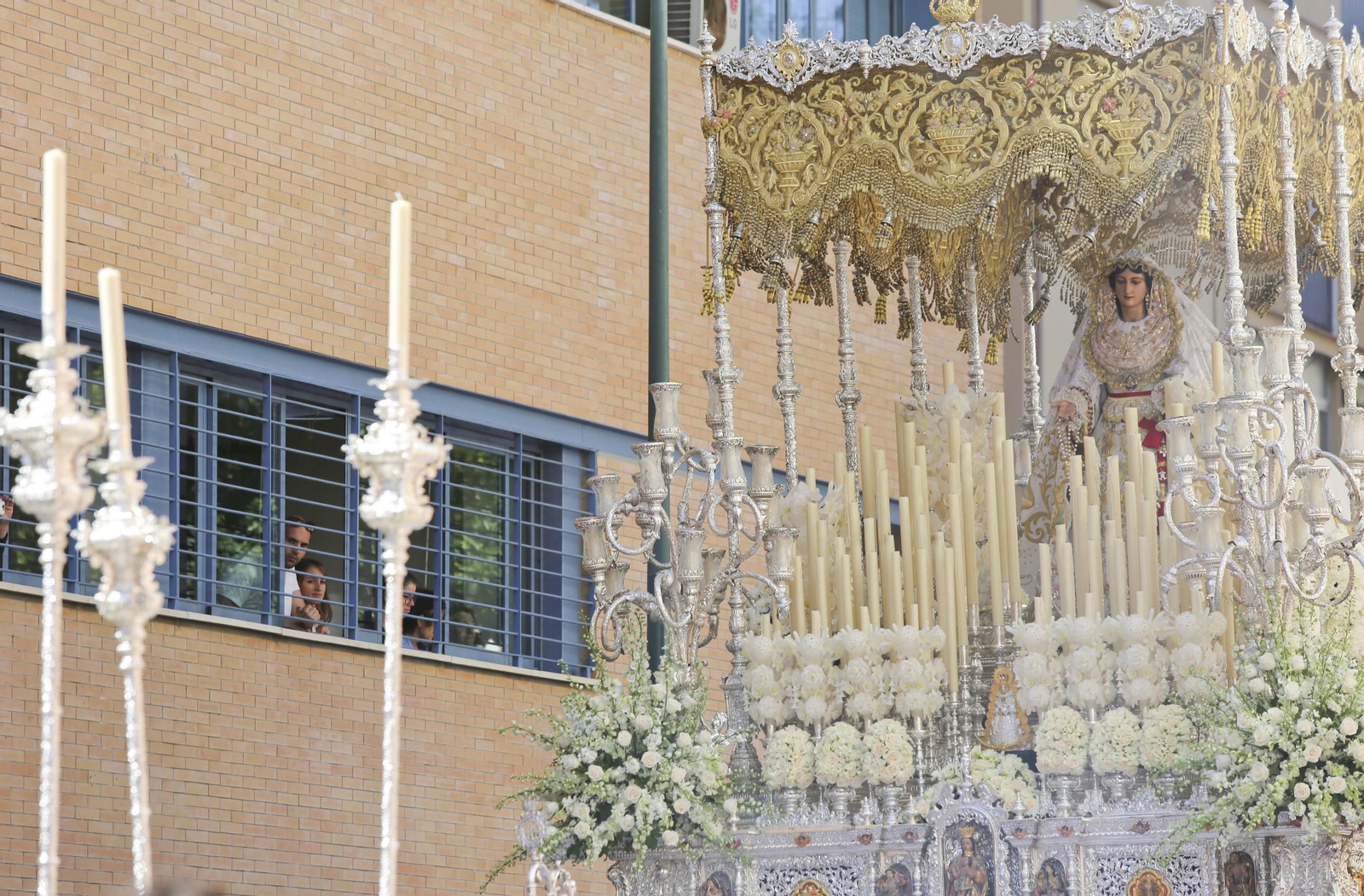 María Santísima del Rocío Coronada minutos después de salir de su casa hermandad en la Victoria María Santísima del Rocío Coronada minutos después de salir de su casa hermandad en la Victoria