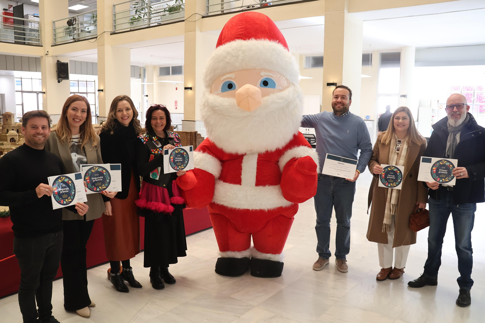 Fotos de los ganadores de la competición de escaparates navideños