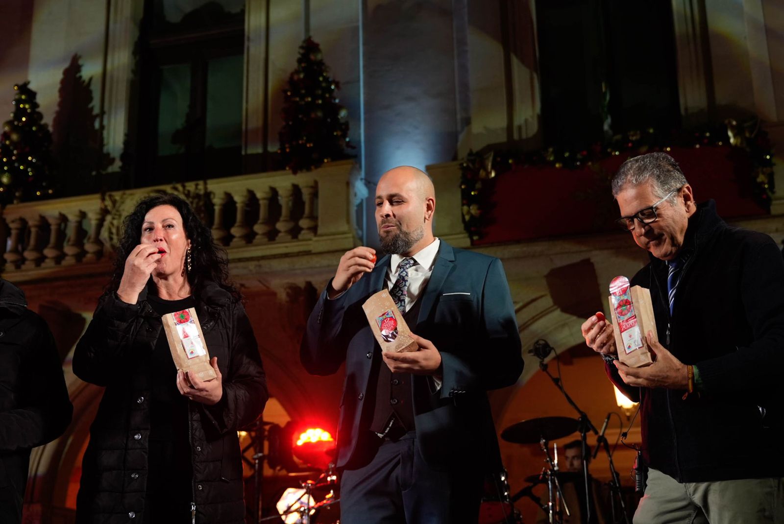 Almería despide con los 12 tomates cherry de la suerte el año 2025