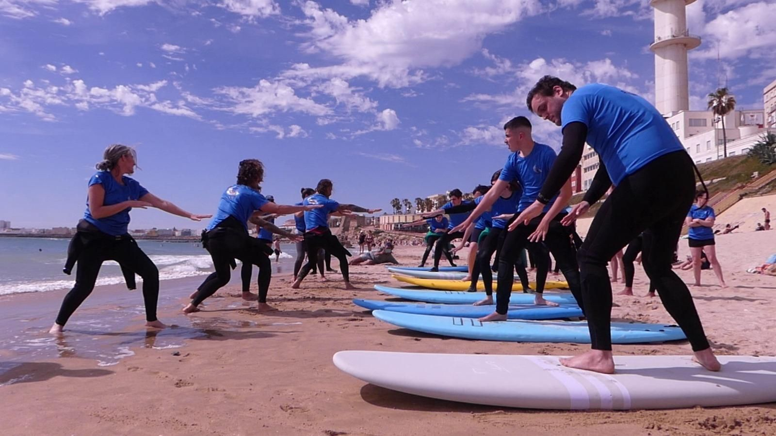 Una sesión de SoloSurf en la playa de Santa María del Mar.