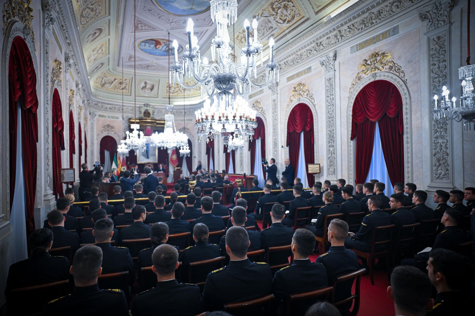 Las imágenes del recibimiento a los guardiamarinas del Elcano en el Ayuntamiento de Cádiz, con la Princesa Leonor