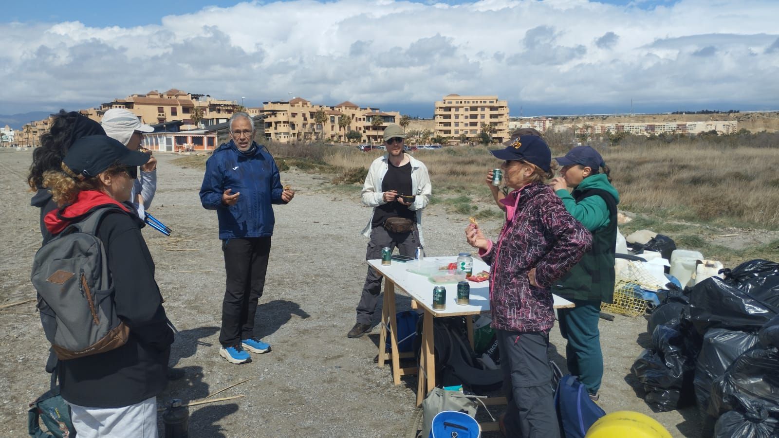 Una veintena de voluntarios limpian playas de El Ejido para retirar 400 kilos de basura