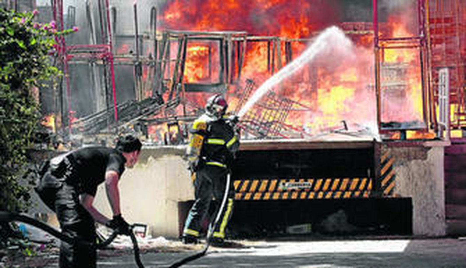Los bomberos tuvieron que utilizar 3.500 litros de agua para sofocar las llamas en el acceso al almacén del supermercado.