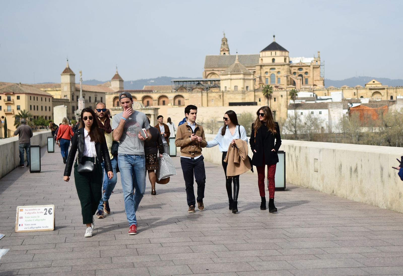Turistas por el Puente Romano