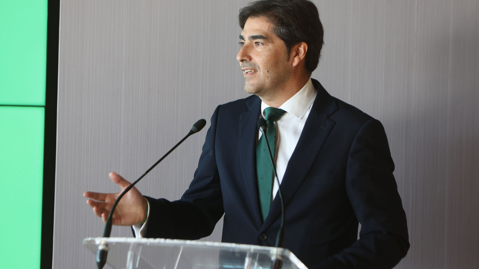 Haro, en un momento de la presentación de Sokratis ayer.