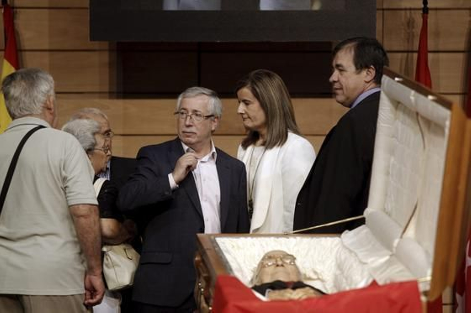 El secretario general de CCOO, Fernández Toxo y la ministra de Empleo, Fátima Bánez en la capilla ardiente de Santiago Carrillo.

Foto: EFE