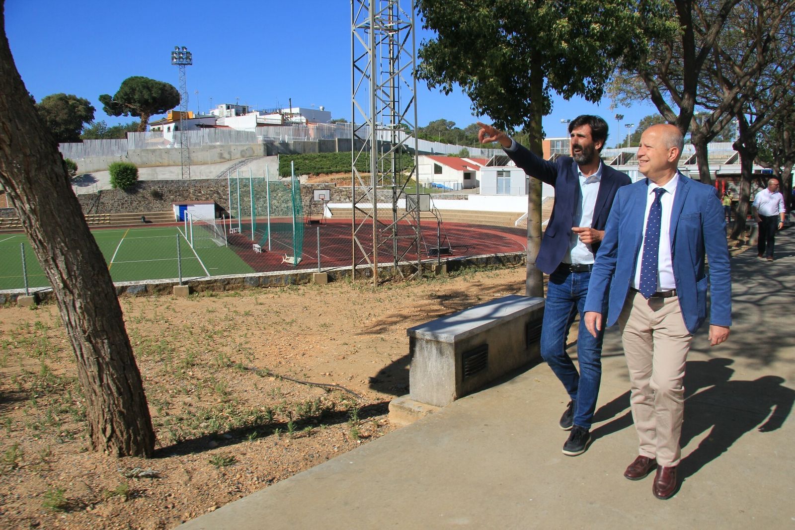 Javier Imbroda -derecha-, durante su visita a la Ciudad Deportiva de Huelva.