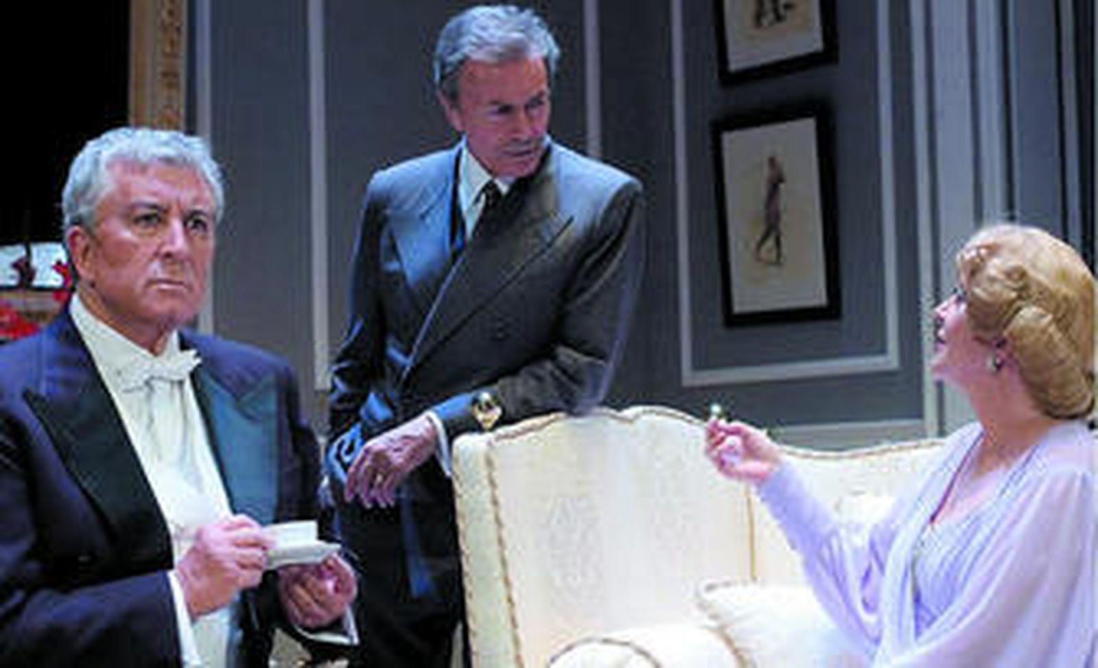 Paco Valladares, con José Luis Pellicena y Concha Cuetos en una de las escenas de Llama un inspector.