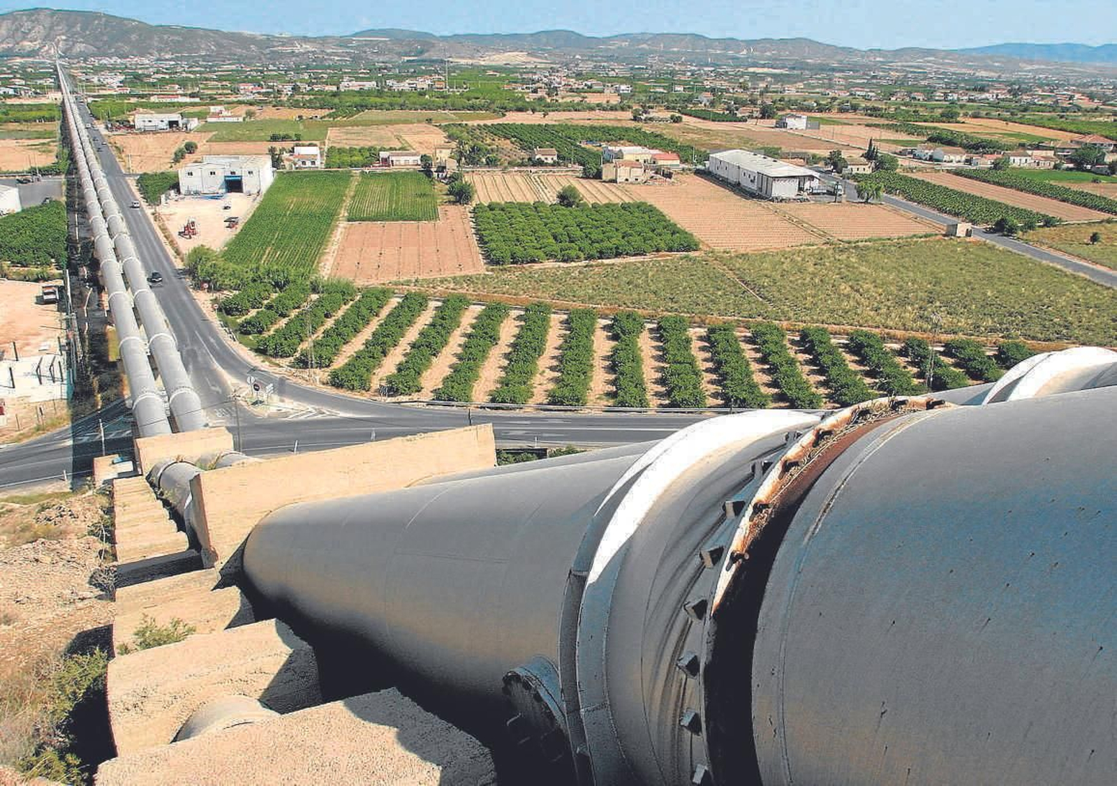 La tubería del trasvase Tajo-Segura cerca del término municipal de Orihuela en Alicante.