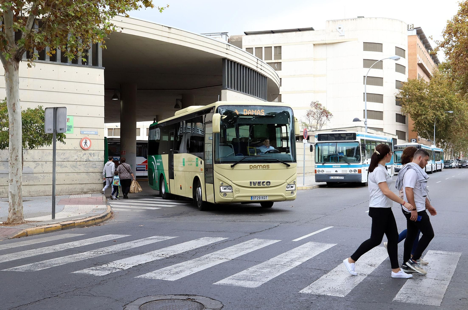 Un autobúsdel Consorcio de Transportes saliendo de la estación de autobuses de Huelva.