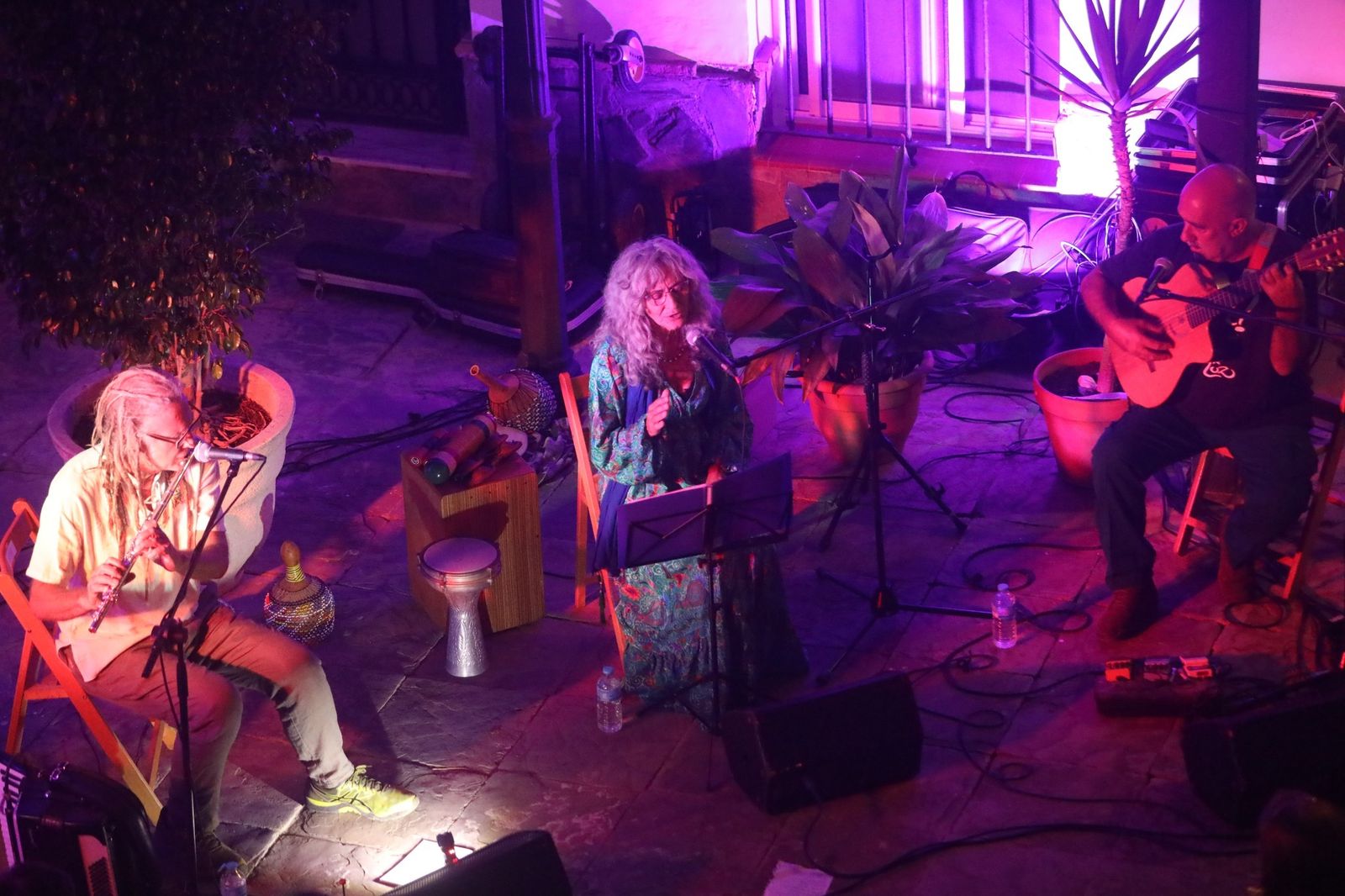 Actuación del grupo Ea! en el patio de la Casa del Turco.