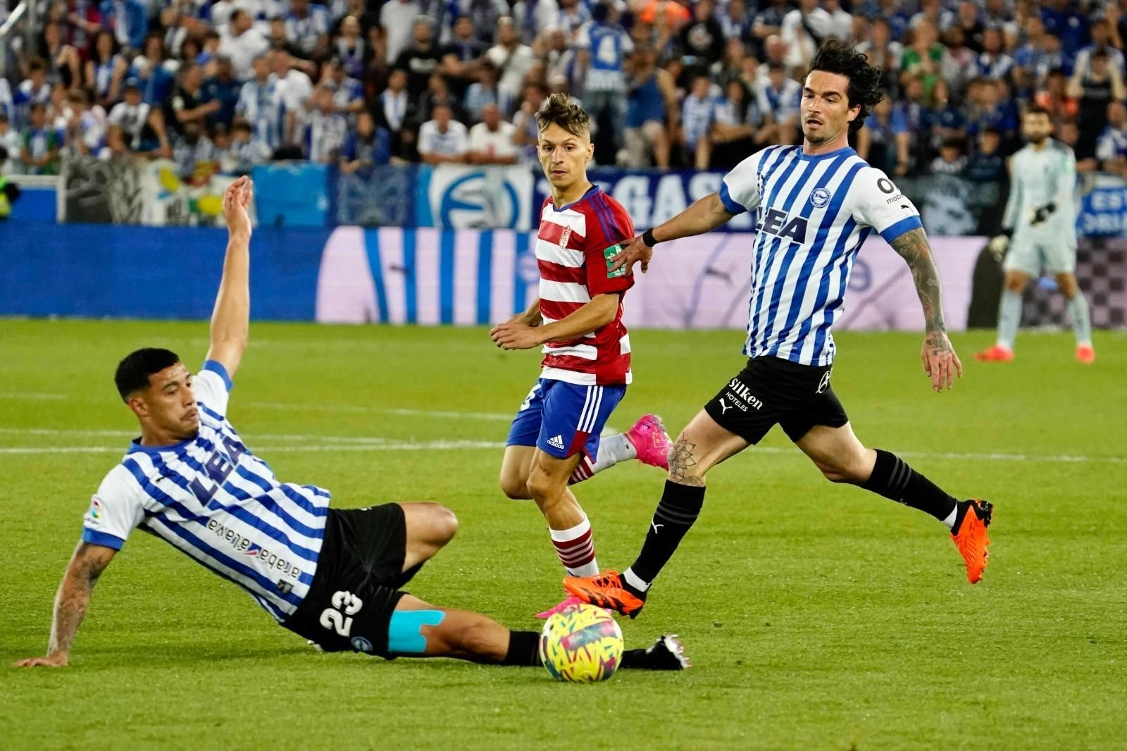 Abqar intenta evitar una incursión de Bryan.