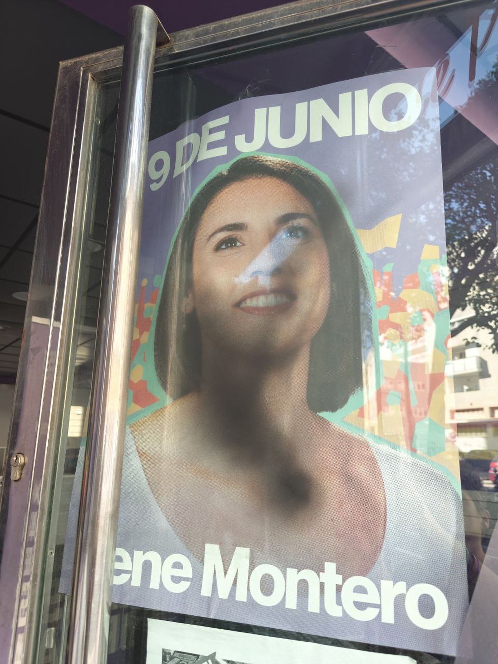 Pintadas para un cartel de Irene Montero.