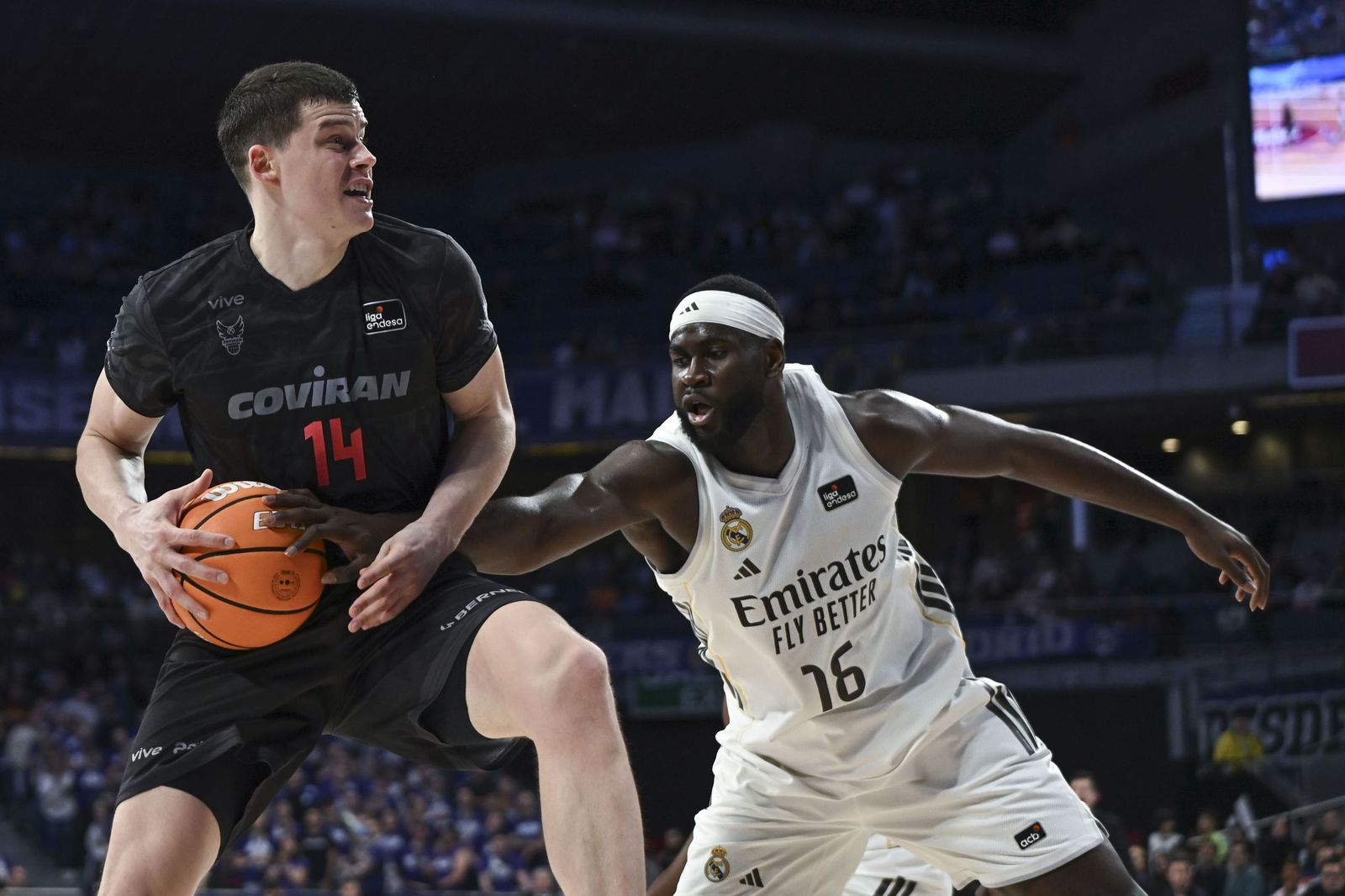 Alibegovic en un ataque del Covirán Granada ante el Real Madrid