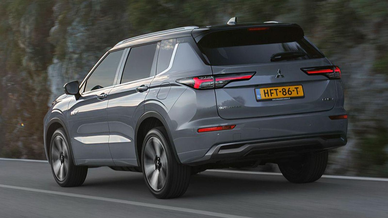 Entre los elementos más característicos de la carrocería del Outlander está el pilar trasero, al que la marca denomina Jet Tail Fin, traducido libremente, algo así como extremo de la trasera de un jet.