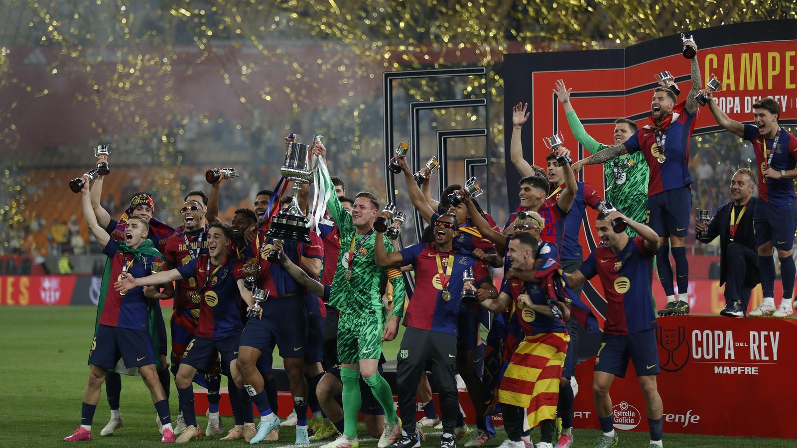 Los jugadores del Barcelona levantan la Copa del Rey.