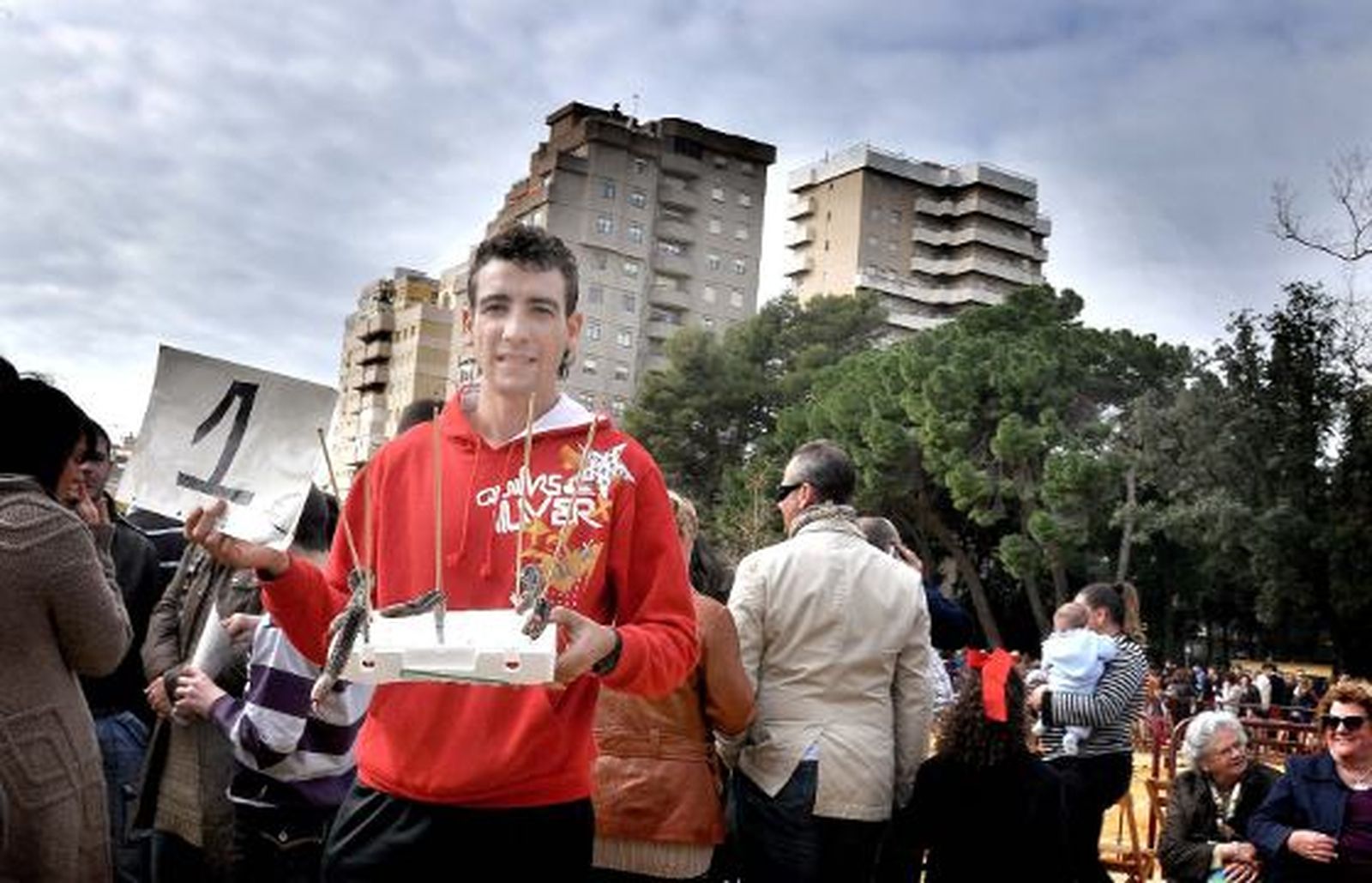 El parque González Hontoria acoge un año más la festividad de San Antón en el que los perros protagonizan la celebración pues de los 800 animales inscritos 600 eran canes.

Foto: Manu Garcia