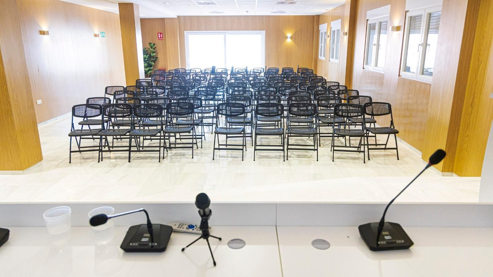 El salón de actos multiusos tiene capacidad para un centener de personas.