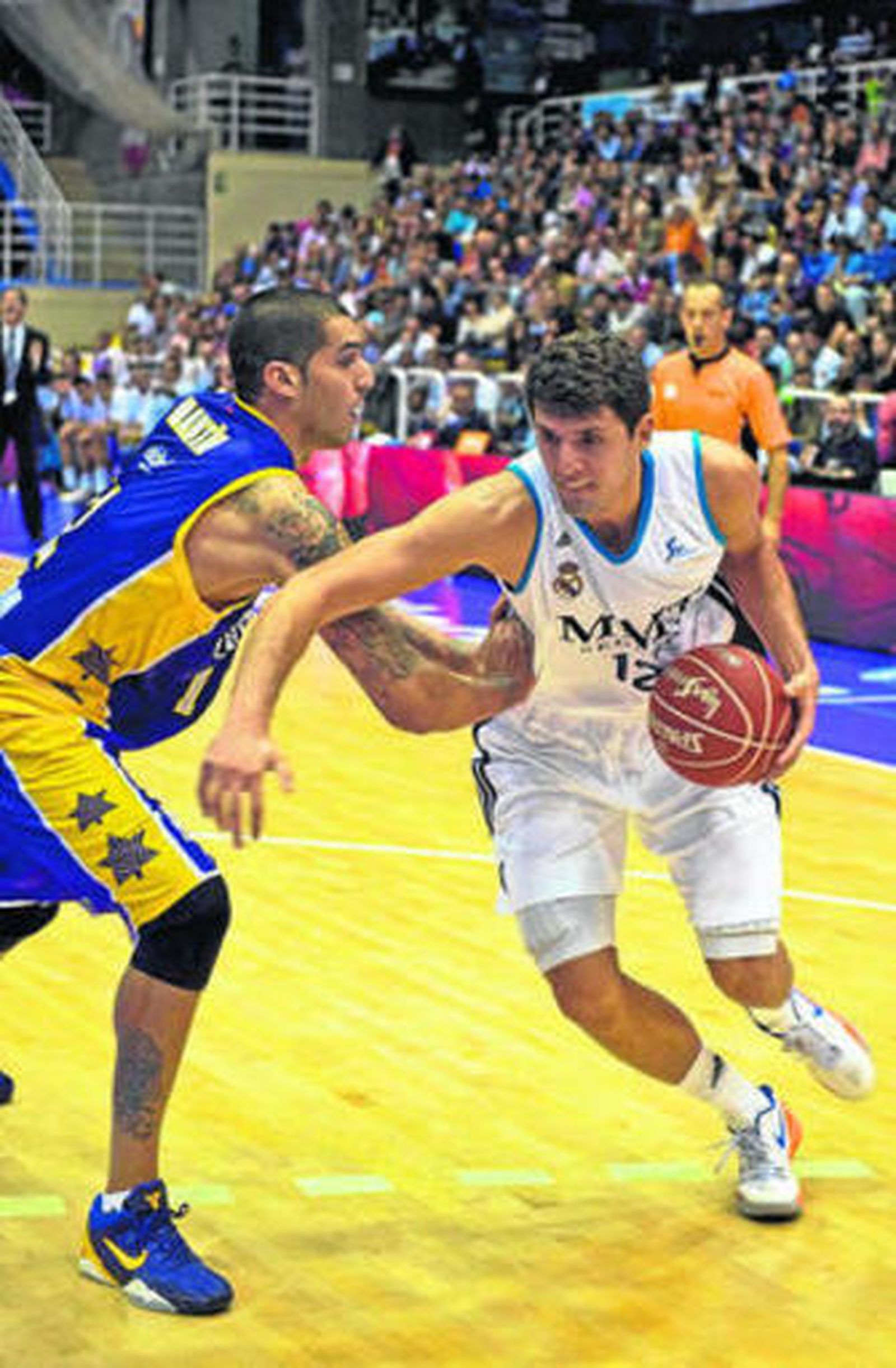 Mirotic penetra ante Nacho Martín.